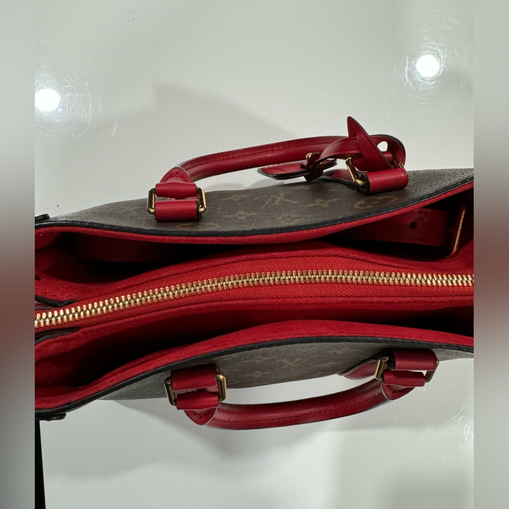 Louis Vuitton Handbag - Picture 6 of 8